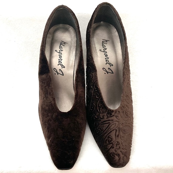 BROWN MARGARET J VINTAGE FLORAL VELVET BLOCK HEEL PUMPS SZIE 8 - Picture 4 of 14